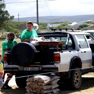 Die Organiseerders van die Fondsinsamelingsprojek: Deon en Tess de Kock. Die Gemeente leiers: Ds Deon en Linda Kloppers.